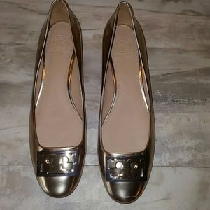 Tory Burch gold shoes. New. Size 10.